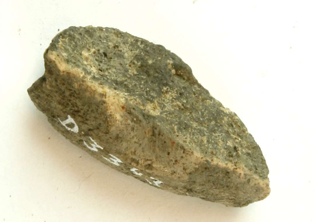 1 fragment af discosformet vævevægt af gråbrunlig lermasse. Største mål: 5 cm.