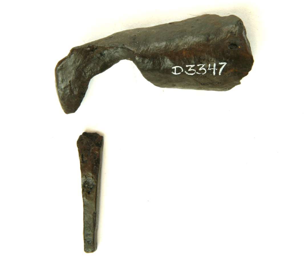1 fragmenteret lysepibe af jern med afbrudt spids. Pibens største mål: 6 cm.
