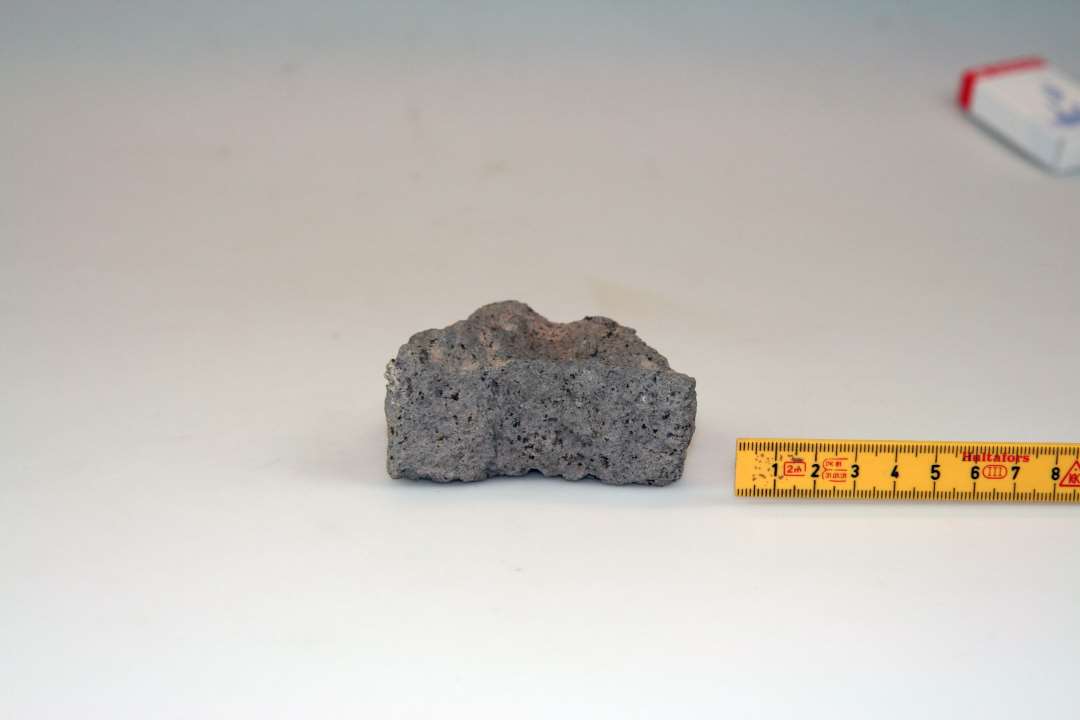 1 fragment af håndkværn af basaltlava.