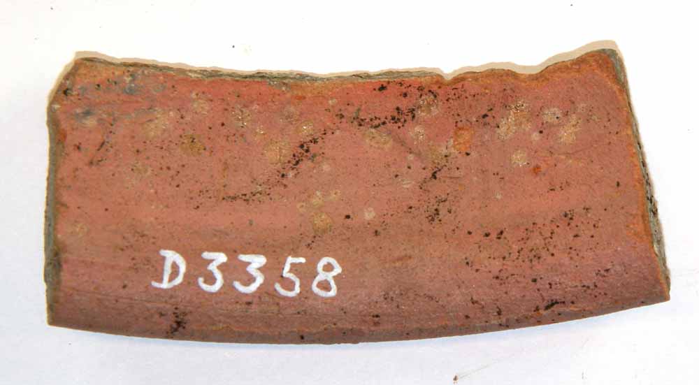 1 randskår af rødbrændt lergods med pletter af klar blyglasur på indersiden (pande).