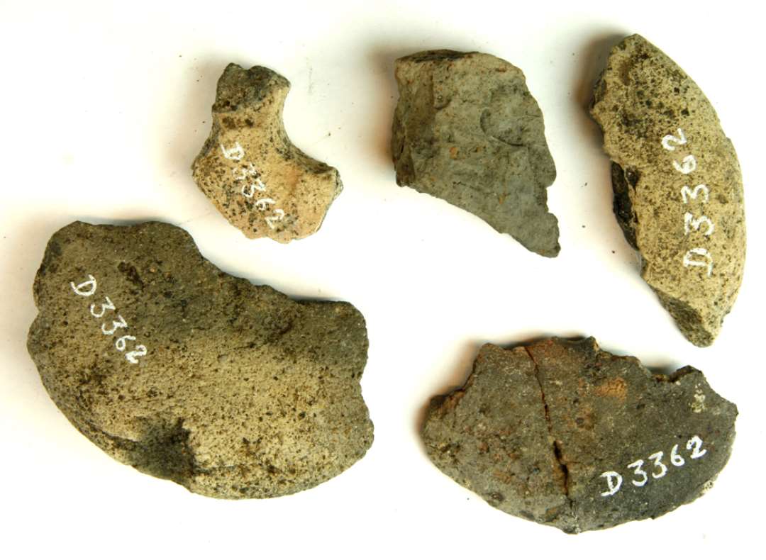 5 fragmenter fra discosformede vævevægte af grågullig brændt lermasse heraf 1 stk. stærkt sintret.