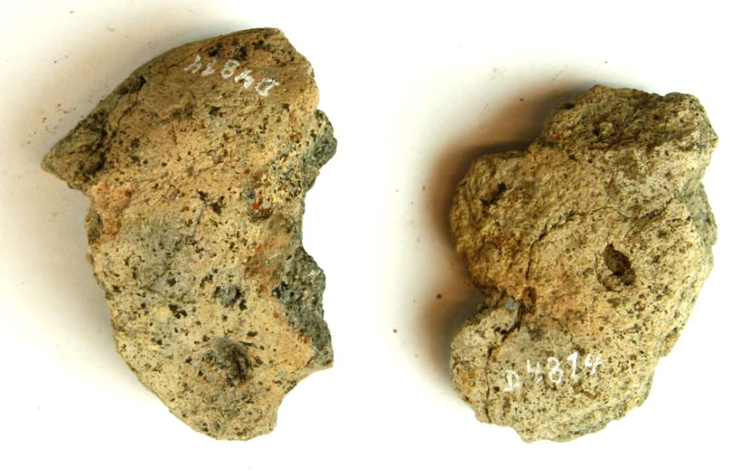 2 fragmenter af vævevægt af ler. Største mål: 6,5-7 cm.