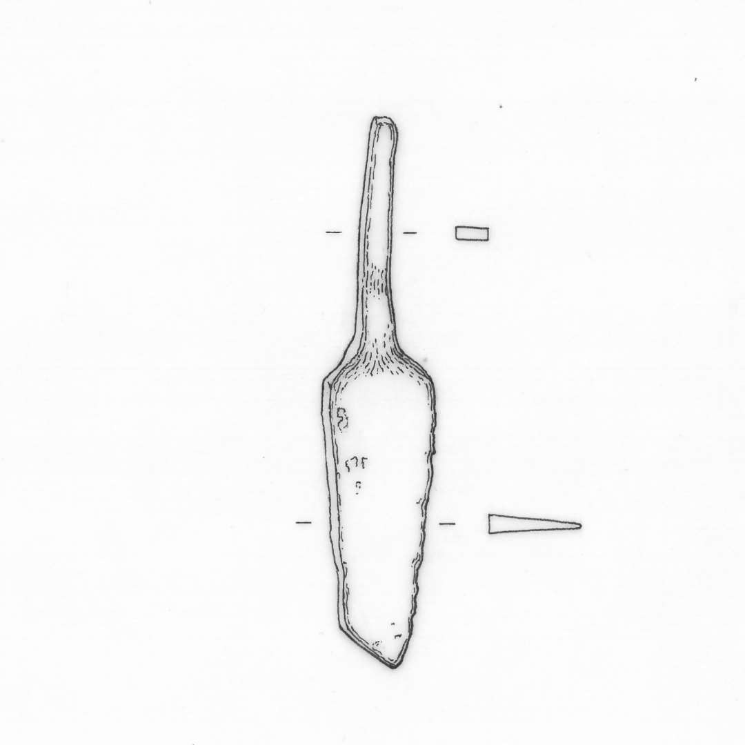 1 knivsblad af jern med smal forsænket skafttunge. Bladryggen danner et stumpvinklet knæk tæt ved spidsen. L : 6,3 cm.
