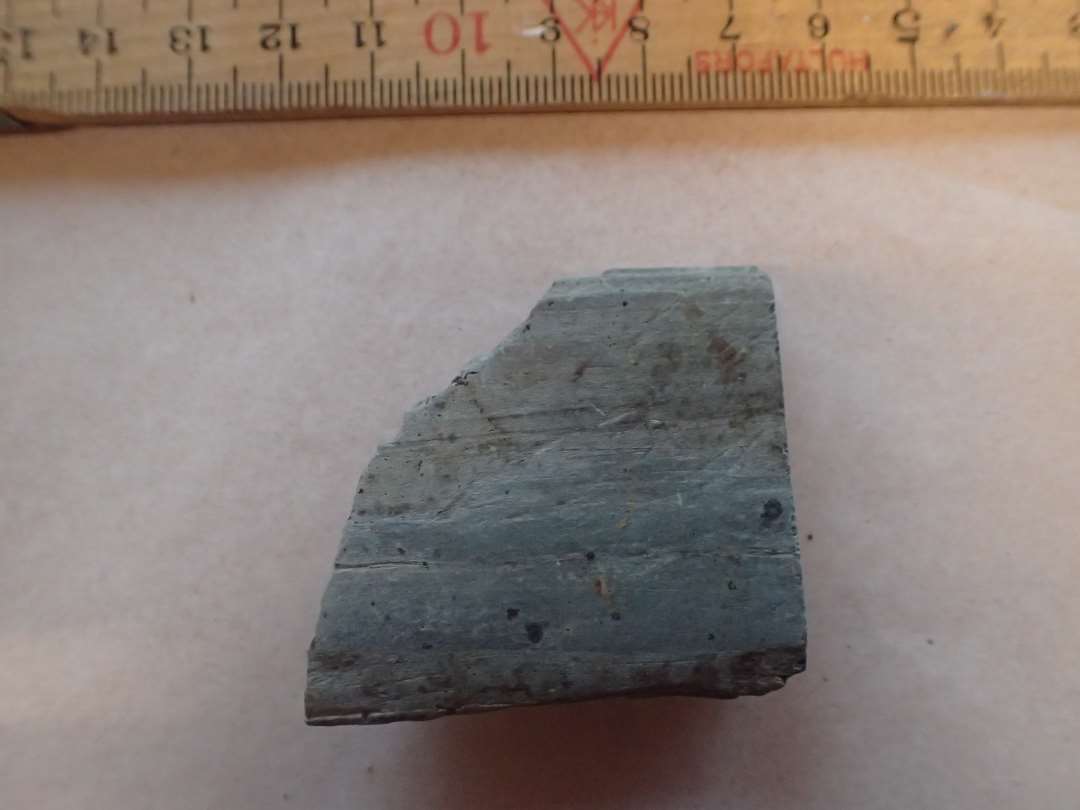 1 fragment af slibesten af skifer. Største mål: 5 cm. 