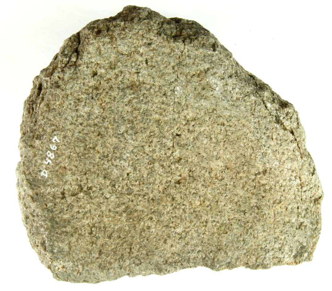 1 fragment af kværnsten af granit med en glat tildannet overflade. Største mål: ca 17x19 cm.