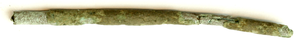 2 samhørende fragmenter af tyndt hult bronzerør. Længder ca. 3,3 cm og 1,8 cm. Rørets diam : 0,2 - 0,3 cm.
