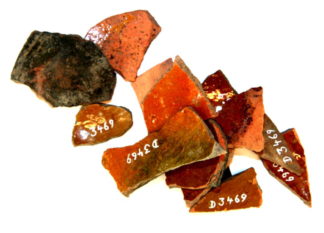 14 side- bundskår fra stjertpotter af rødbrændt lergods med klar til grønlig blyglasur på indersiden, gruppe 1.