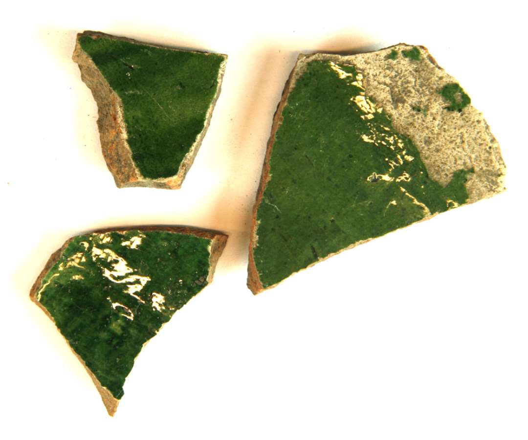 3 side-bundskår fra fad af rødbrændt lergods med pibelersbegitning og grøn blyglasur på indersiden, gruppe 1.