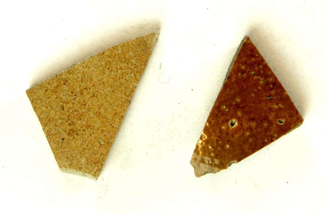 2 stumper lysegrå finslemmet stentøj, det ene med svag, det andet med kraftig brunlig bemaling og saltglasur på ydersiden, gruppe 3,