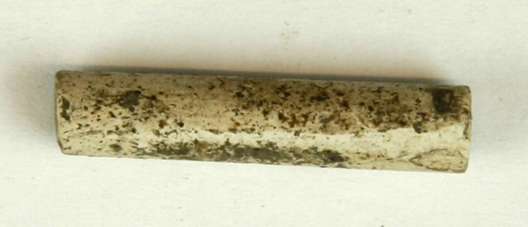 1 stump af kridtpibestilk Længde 2,75 cm.