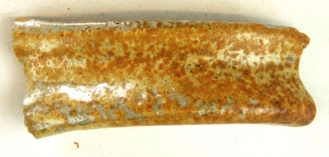 1 hankefragment af gråligt finslemmet stentøj med spættet brunlig bemaling dækket af saltglasur , gruppe 3.