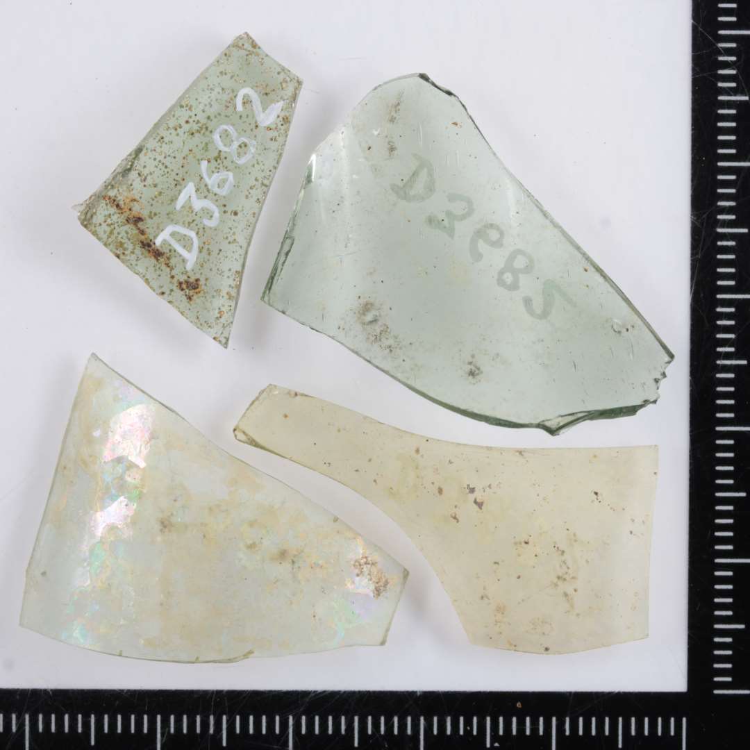 4 anonyme sidefragmenter af klart, let grønligt glas.