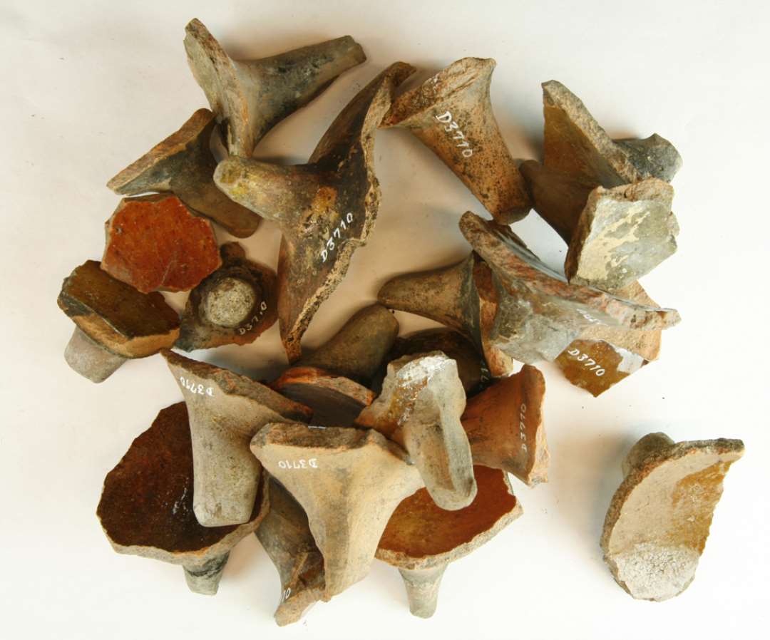 22 tæer fra stjertpander og stjertpotter af rødbrændt lergods med klar til grønlig blyglasur på indersiden, gruppe 1.