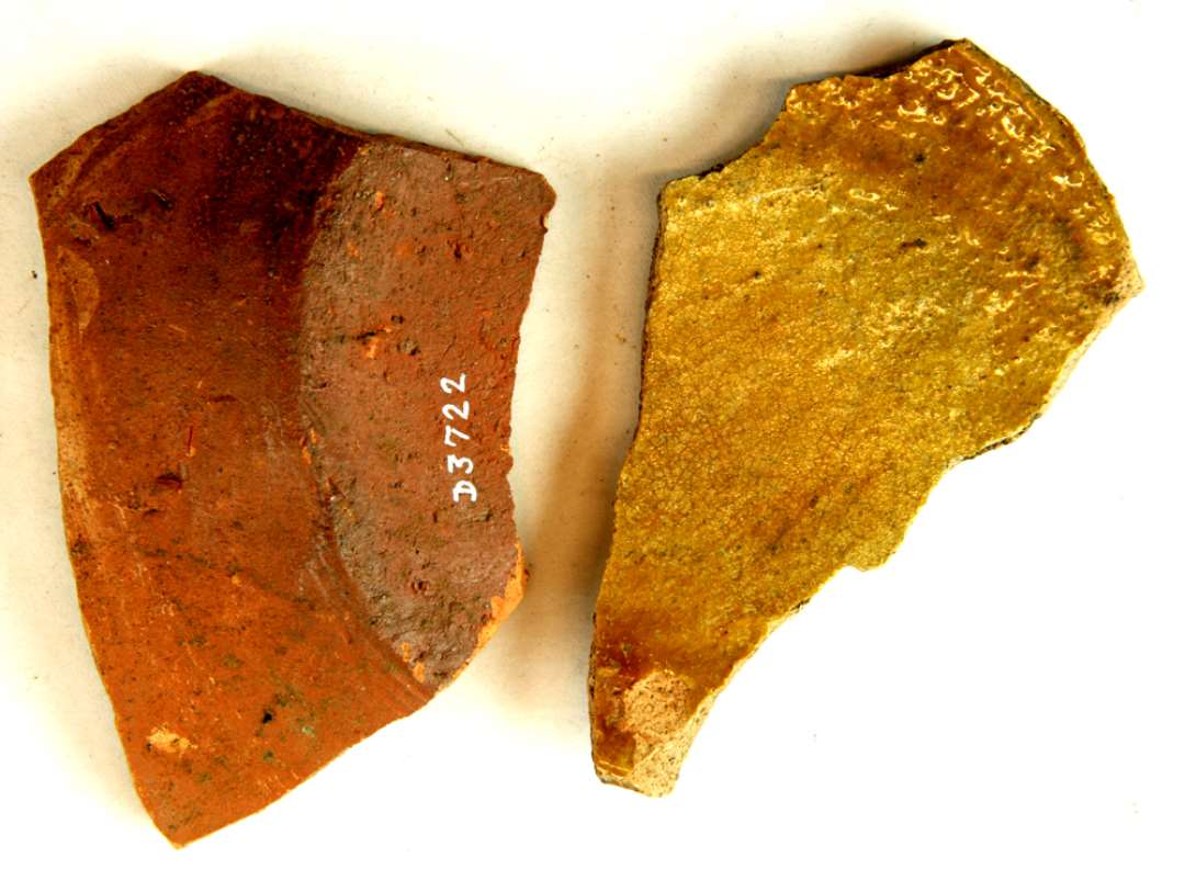 To bundskår fra fade af rødbrændt lergods med klar blyglasur på indersiden, gruppe 1.