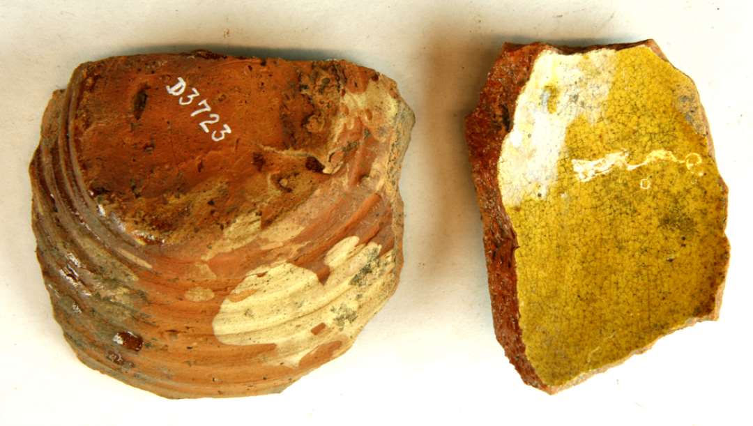 To skår fra samme bundparti fra skål af rødbrændt lergods med pibelersbegitning og klar blyglasur på indersiden, gruppe 1
