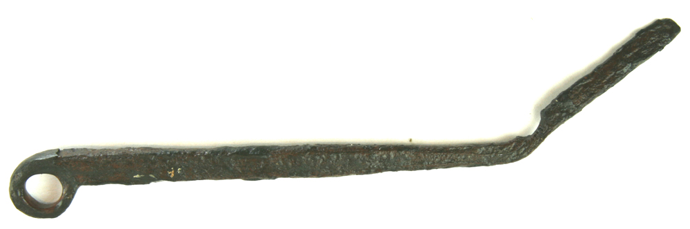 1ca. 238 mm. lang, ved fremgravningen let bøjet jernstang, med den ene ende ombukket til et øje