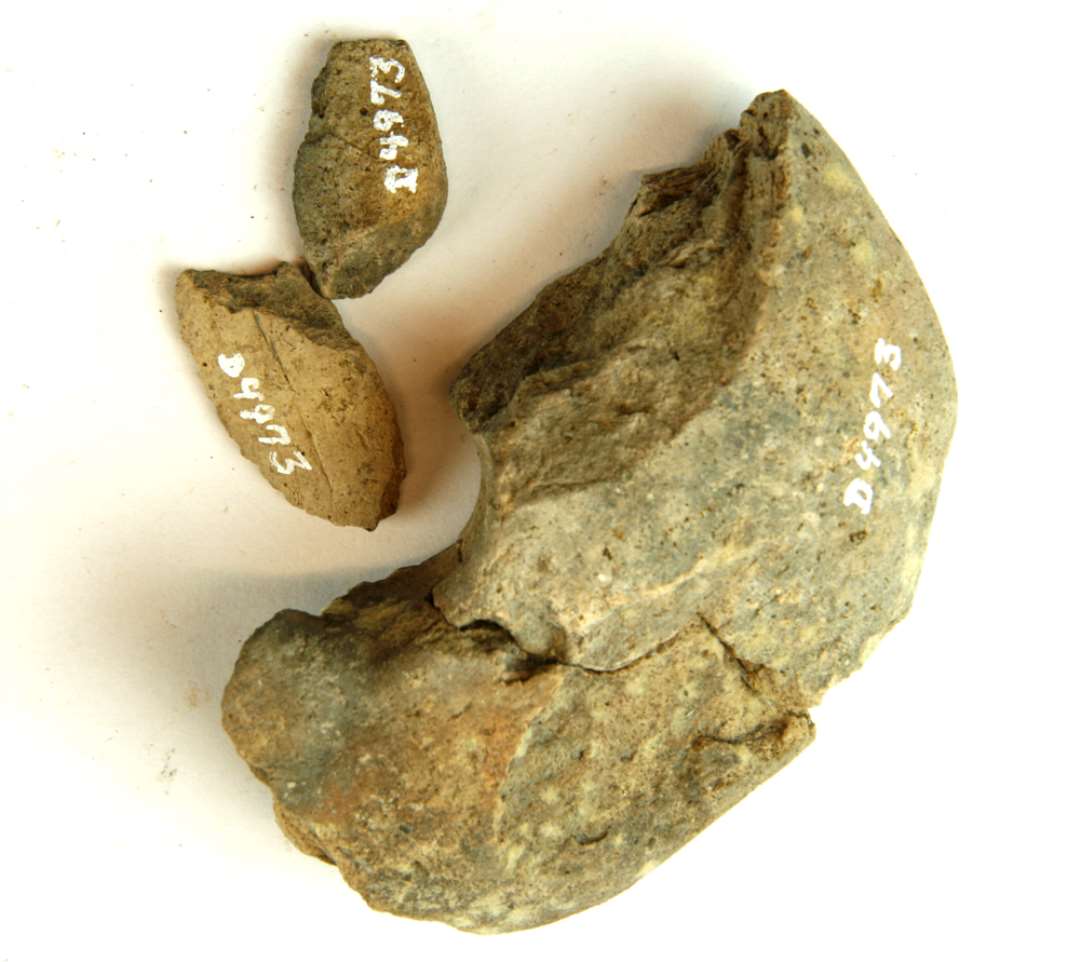 3 fragmenter af vævevægte af brændt ler. Største diameter: 2,5-9,5 cm.