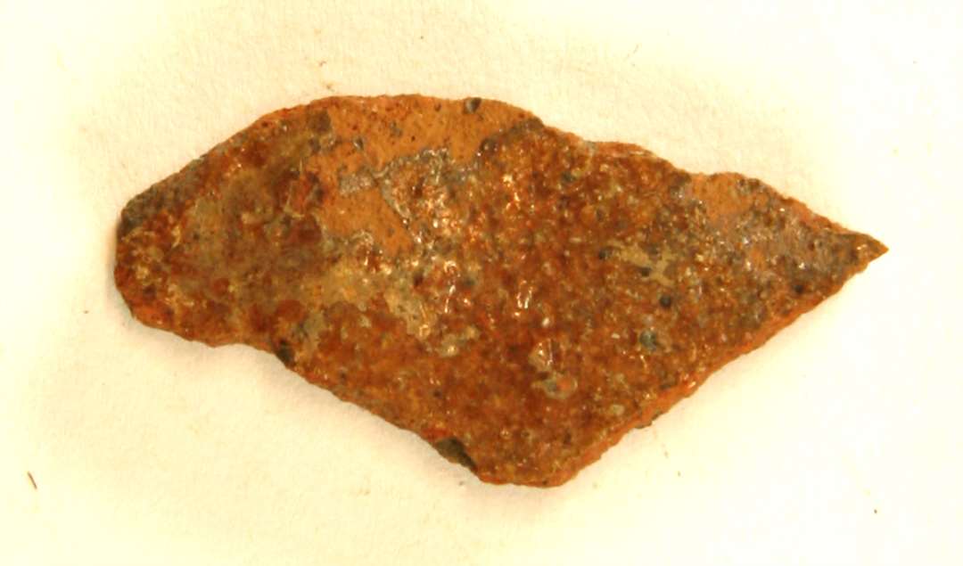 1 sideskår af rødbrændt, fint magret, med blyglasur ( brun) , gruppe 1.