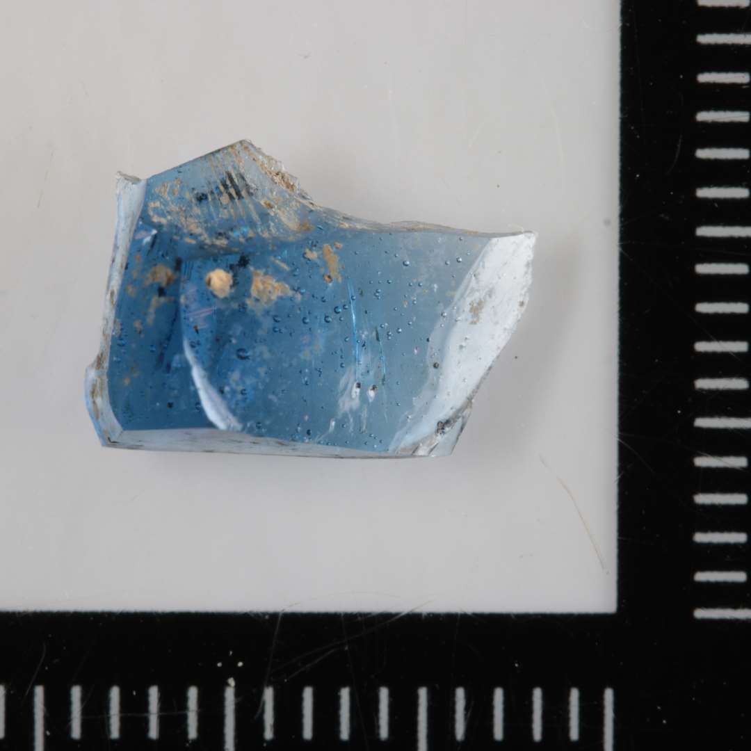 1 fragment af blåt, gennemskinneligt glas.