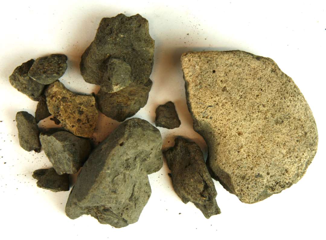 18 fragmenter af vævevægte af brændt ler.