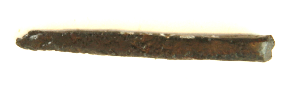 1 samling forrustede jernsøm og jernnagler samt fragmenter af sådanne, heraf 1 klinknagle med rhombeformet hoved. L : 4,7 cm. 1 sømfragment. L : 4 cm.