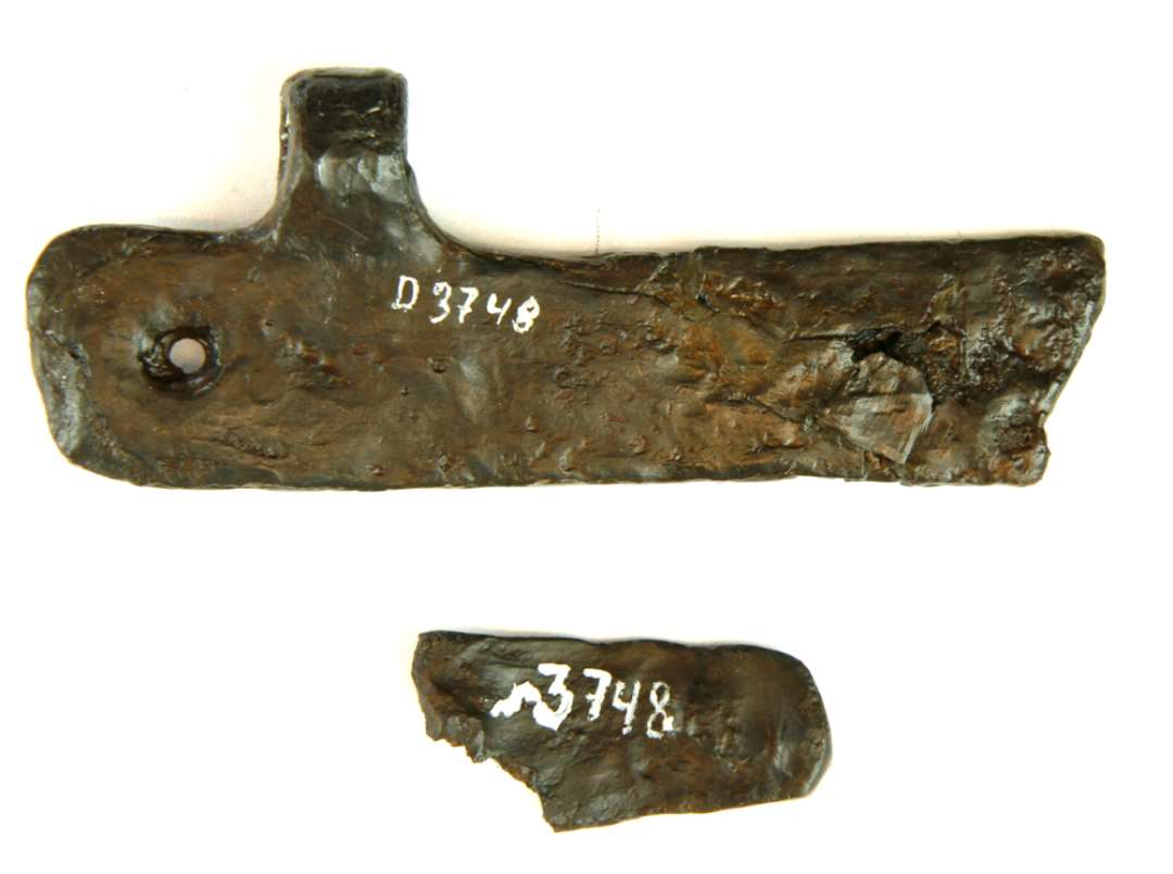 2 stk. stærkt korroderet jern - muligvis samhørende. Del af hængsel. Største længde: 10,2 cm.