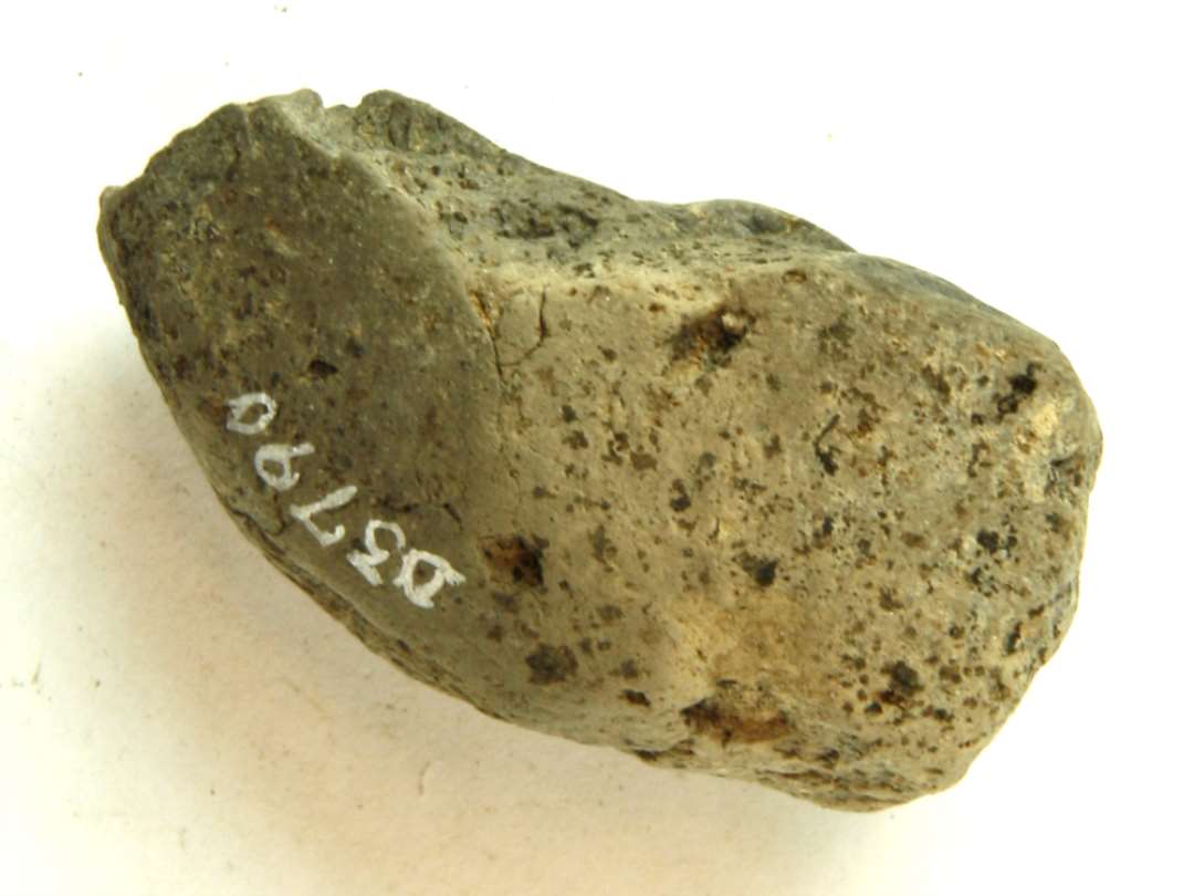 1 fragment af en vævevægt af ler. Største mål: 6 cm.