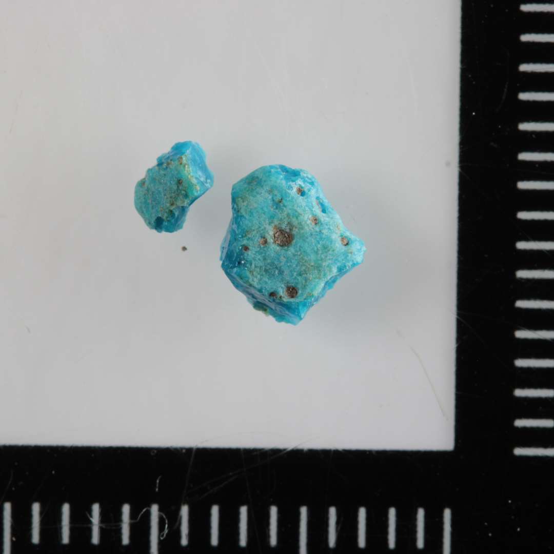 2 fragmenter af turkisblåt, uigennemsigtigt glas, perle ?.