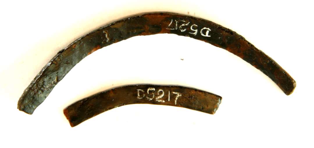 2 stumper fladt krumbøjet jernbånd. Længde : 4,6 cm og 8 cm. ( samhørende med D5216 ).