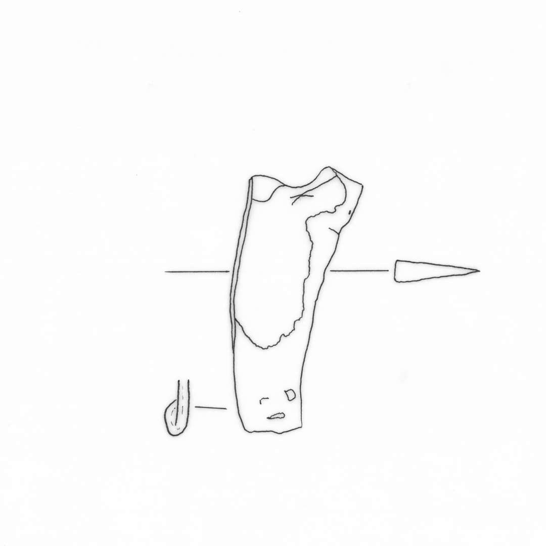 hesteskofragment af flad aflang let krummet form med tilspidsning mod den ene ende, der er ombøjet, medens den anden synes spaltet op i to afbrudte tunger. Længde 5,2 cm. Største bredde 2,3 cm.