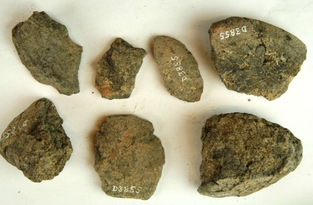 7 fragmenter fra discosformede vævevægte af gråbrunlig lermasse. Største mål: ca 5-8 cm