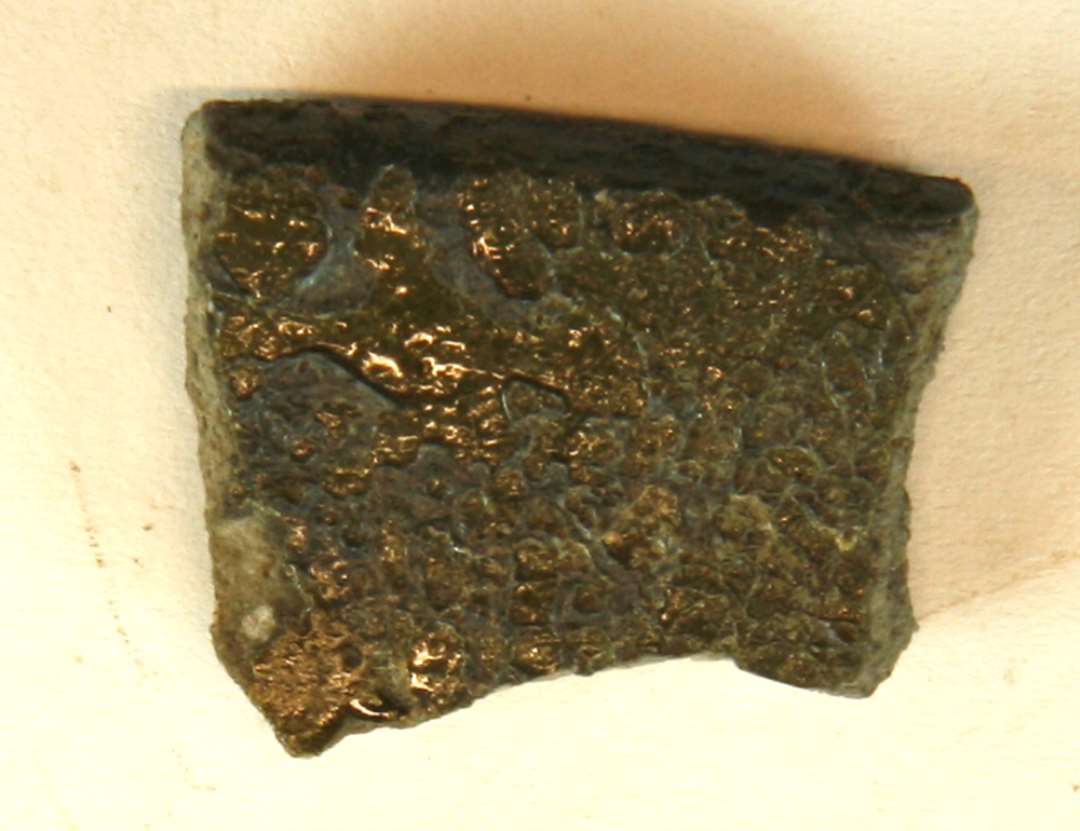 1 mundingsrandskår af gråbrændt lergods med grønlig blyglasur påp indersiden, gruppe 1.