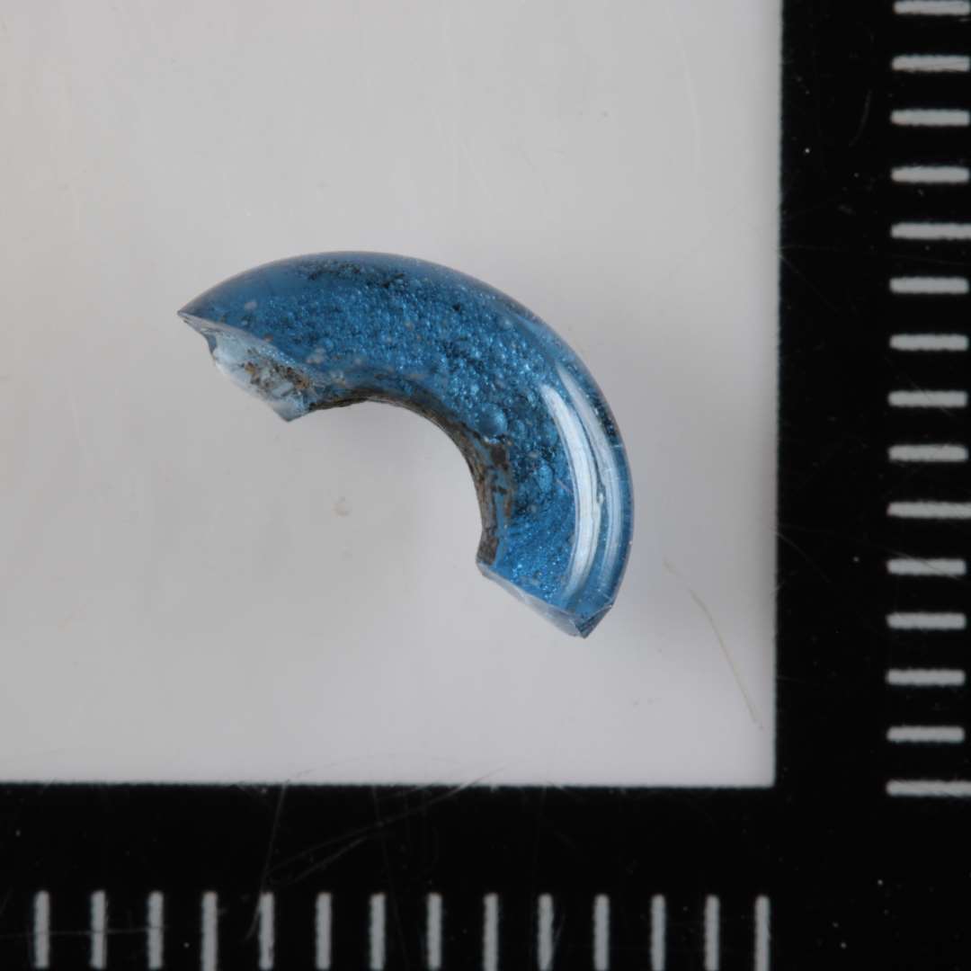 ½ ringformet perle af blåt, gennemsigtigt glas.