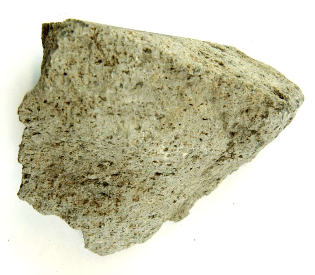 1 fragment af kværnsten af rhinsk basaltlava med en glatslidt flade bevaret.