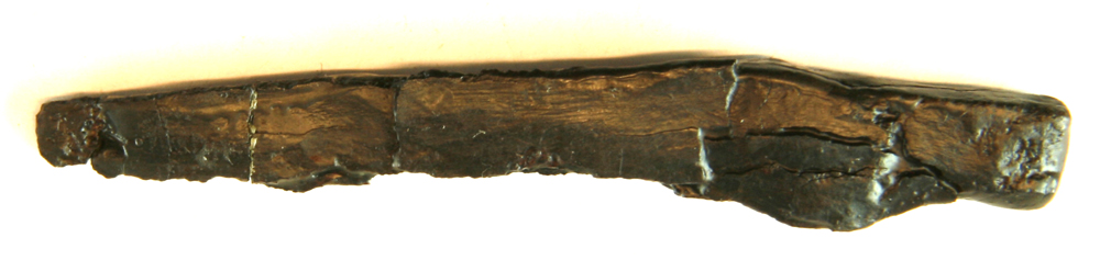 knivsblad, med delvis afbrudt skafttunge og opslidt blad med tyk lige ryg. L : 9,2 cm.