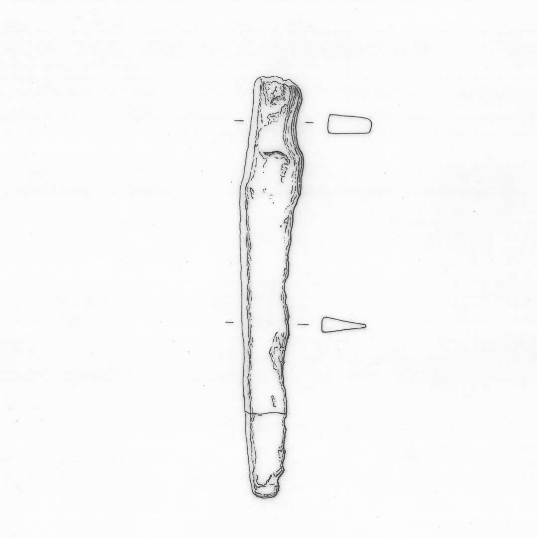 knivsblad, med delvis afbrudt skafttunge og opslidt blad med tyk lige ryg. L : 9,2 cm.