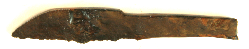 Fragmenteret jernkniv med bred, flad skafttunge hvis spids er afbrudt. Bladet er kort med krumnedadbøjet rygspids. L : 6,3 cm. Heraf blad knap 3 cm.