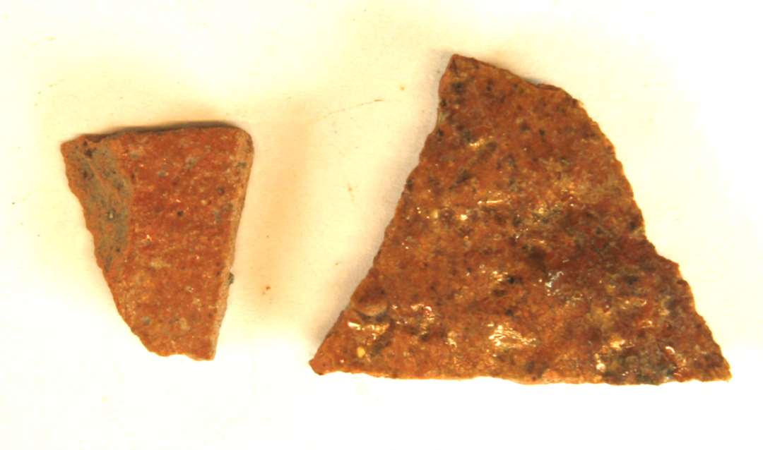2 sideskår fra kander af rødbrændt lergods med klar blyglasur på ydersiden, gruppe 1.