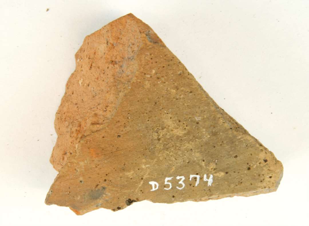 1 fragment af flise af rødbrunlig tegl. Tyk : 2,6 cm.