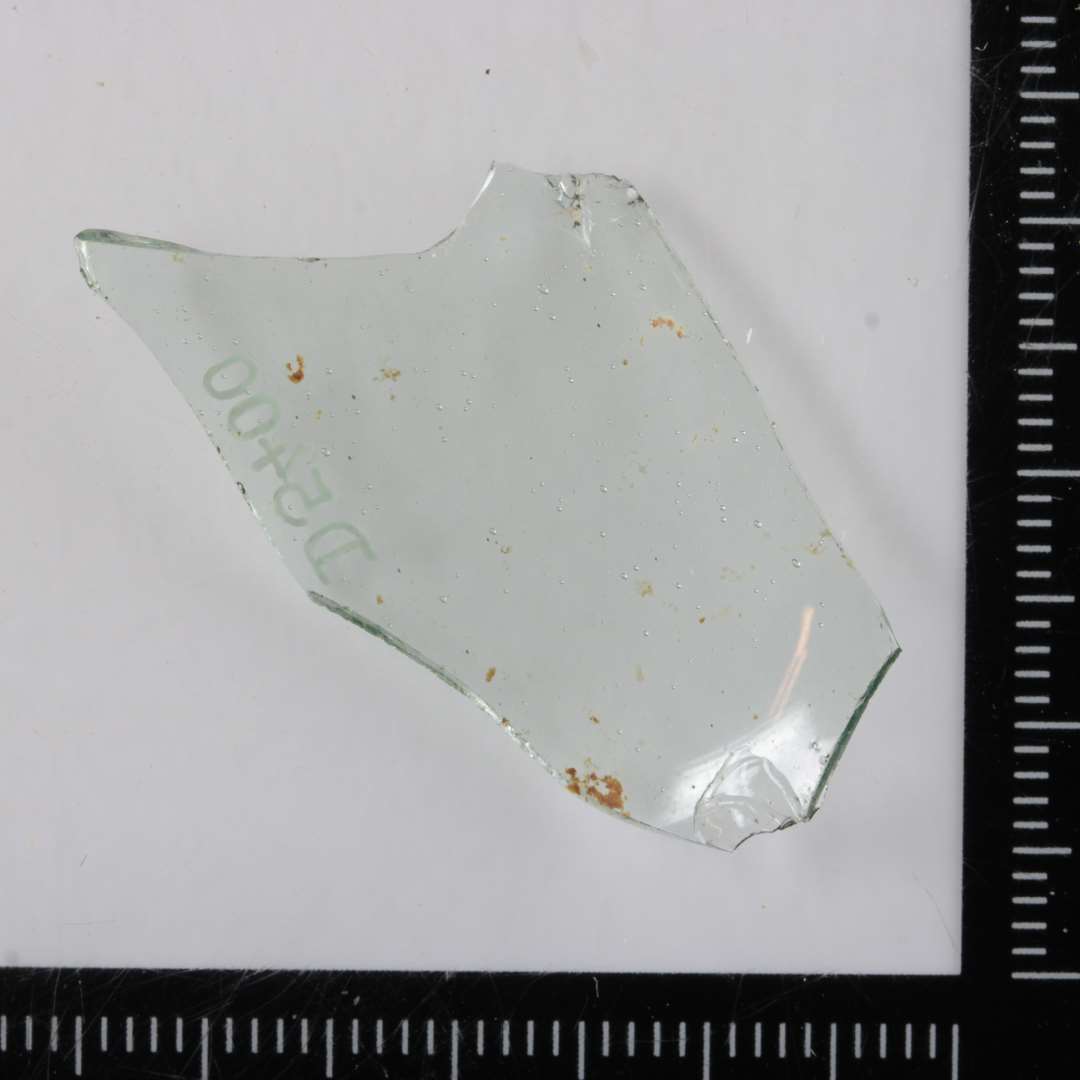 1 sideskår af kar ( bæger ) af gennemsigtigt, svagt grønligt glas.