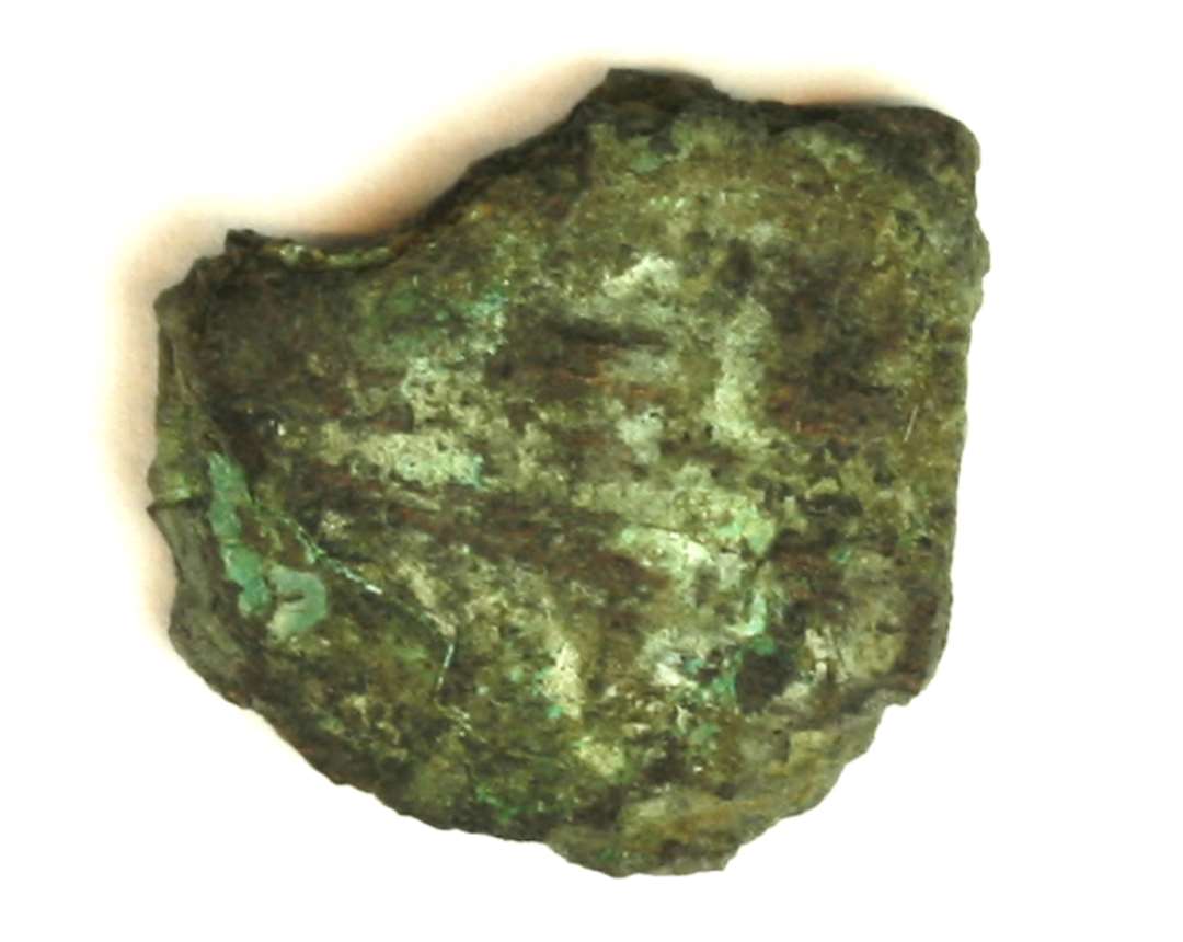 1 fragment af 2 mm. tyk bronzeplade, ca. 1,6 x 1,6 cm.
