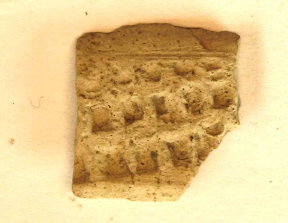1 stump af afskallet båndvulst med indstemplet ornamentik fra kar af porøst pibelersagtigt gods, gruppe 11.