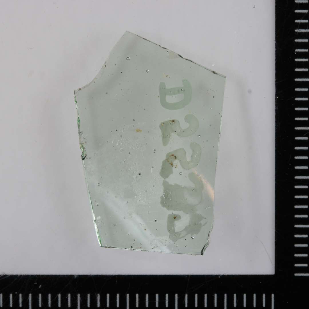 1 sideskår af kar ( bæger ) af genemsigtigt svagt grønligt glas.