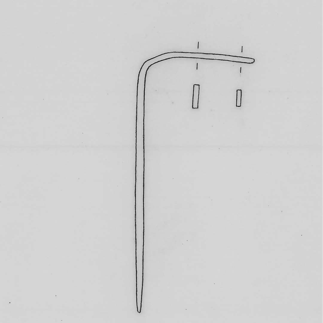 1 flad lancetformet jernkniv med forstærket skafttunger og stumpvinkelt rygknæk nær spidsen. Skafttungen er ombøjet i ret vinkel. Længde i ombøjet stand: 6,4 cm.