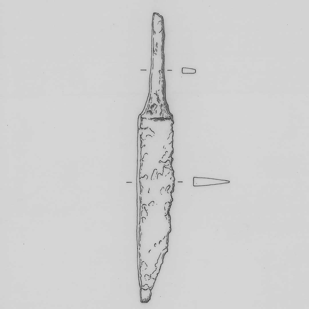 1 forrustet fragmenteret jernkniv (betegnet DD) med smal skafttunge. Totallængde: 10 cm. heraf skafttunge 3,3 cm. bredde 1,2 cm. 