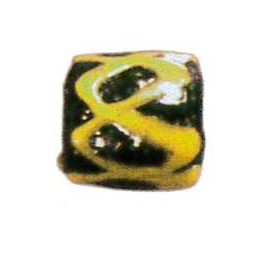 1 cylinderformet perle af gråsort uigennemsigtig glasmasse med krydslagt belægning af gule glastråde på ydersiden. 