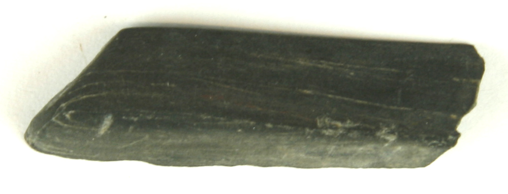 1 fragment af spinkel, stangformet hvæssesten af grå skifer. L : 4,2 cm.
