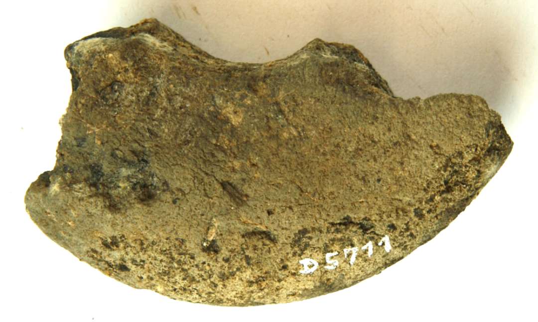 1 fragment af discosformet vævevægt af gråbrunlig lermasse. Største mål: 9,5 cm.