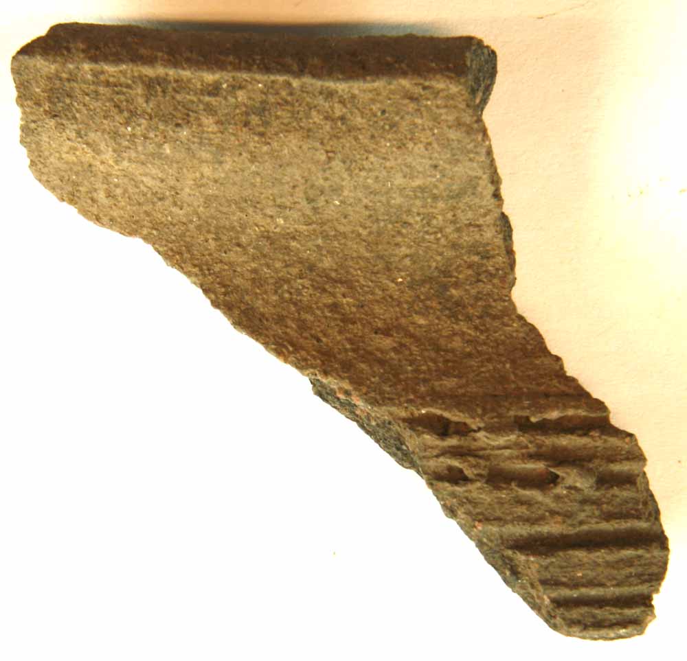 1 rand/skulderskår af brunligt lergods magret med rødligt grus fra kar med udadbøjet rand og dybe vandrette furer på skulderen, gruppe 9.
