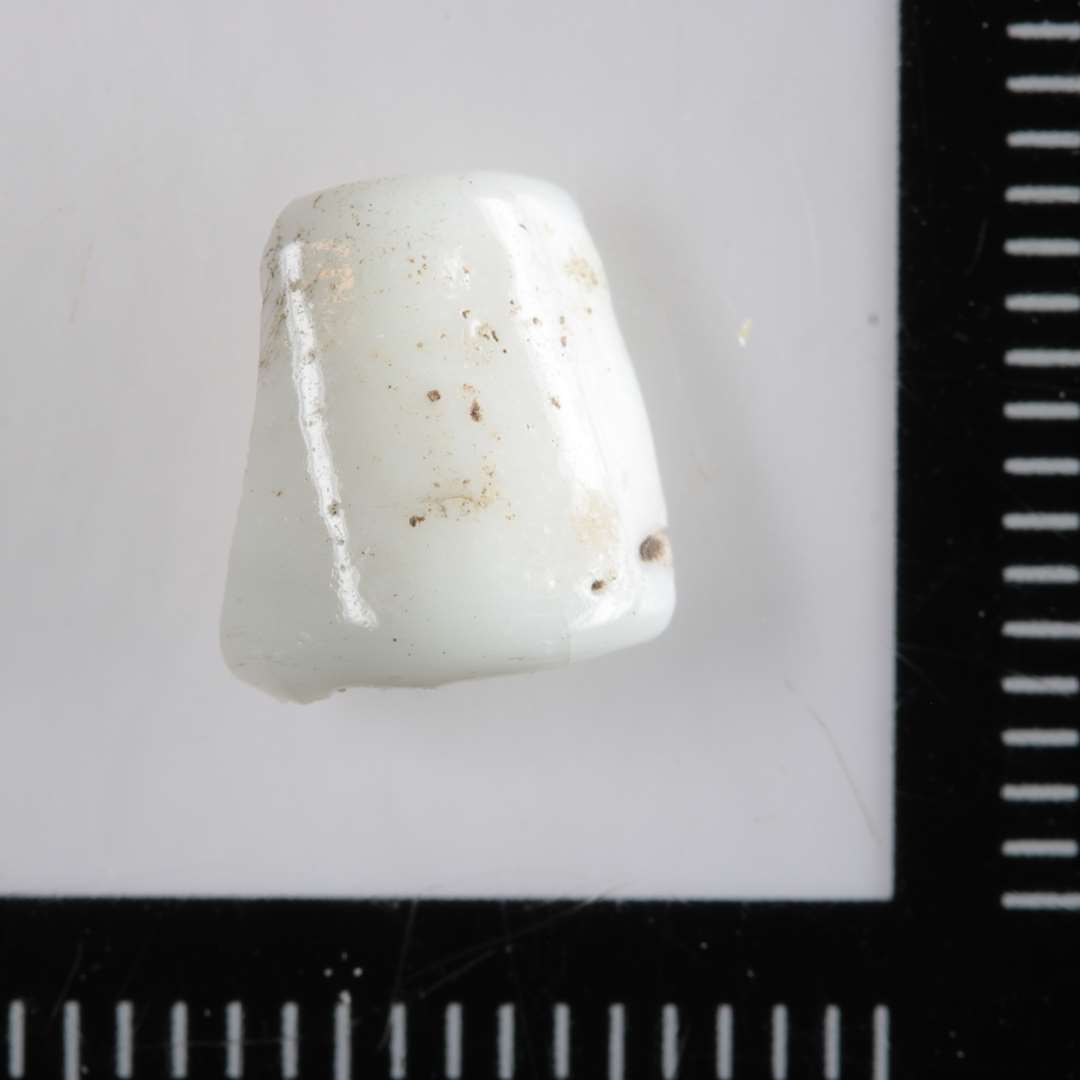 3 fragmenter af tre forskellige, cylindriske perler af uigennemsigtigt, hvidt glas.